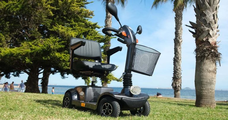 Scooter eléctrico Salvatec sobre cesped en la playa de Los Alcázares
