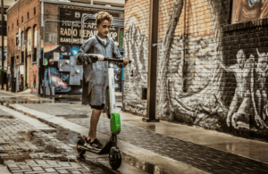 Niño es Scooter eléctrico
