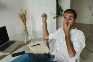 persona con fatiga visual