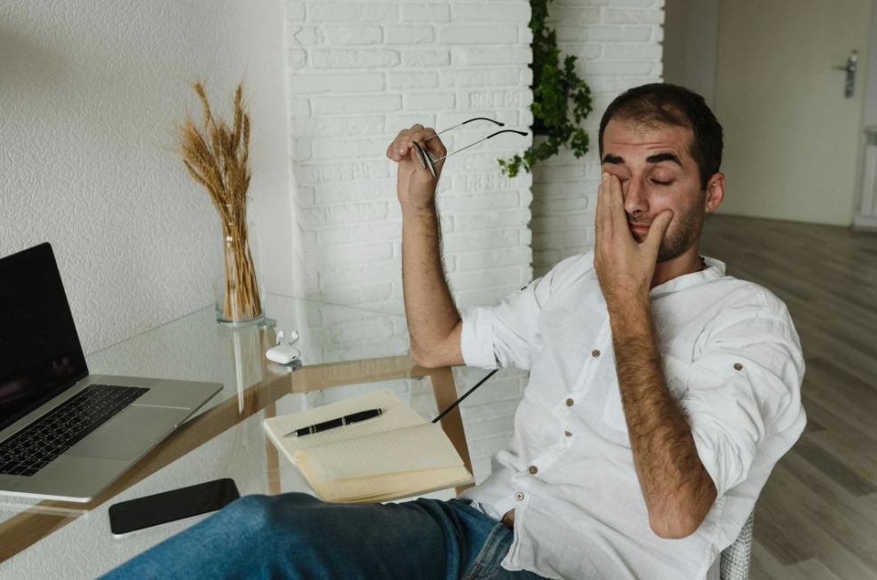 Cómo cuidar tu vista frente a la fatiga visual producida por el exceso de pantallas - Farmacia El Pez