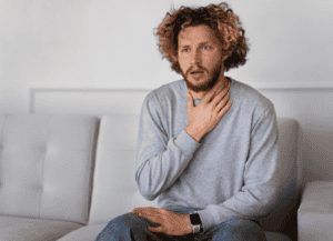 Persona con dolor de garganta